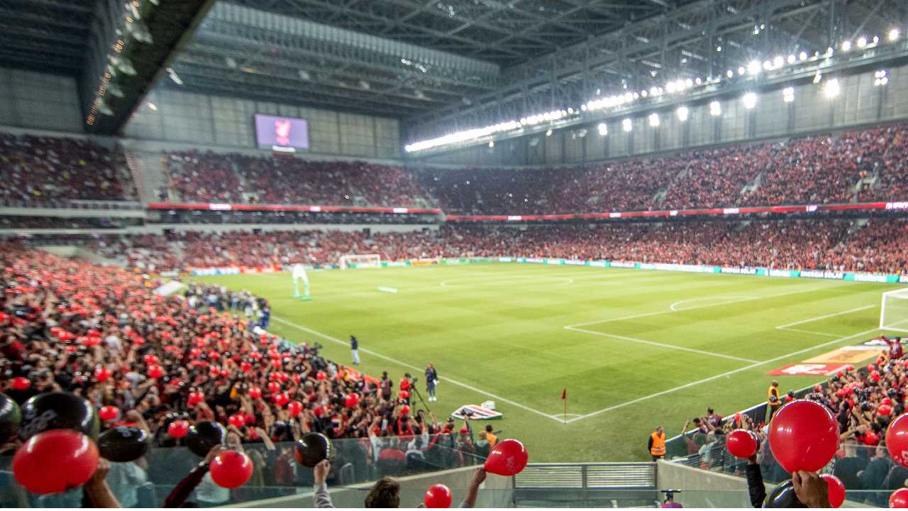 Estádio de futebol com a presença da torcida do Athletico Paranaense