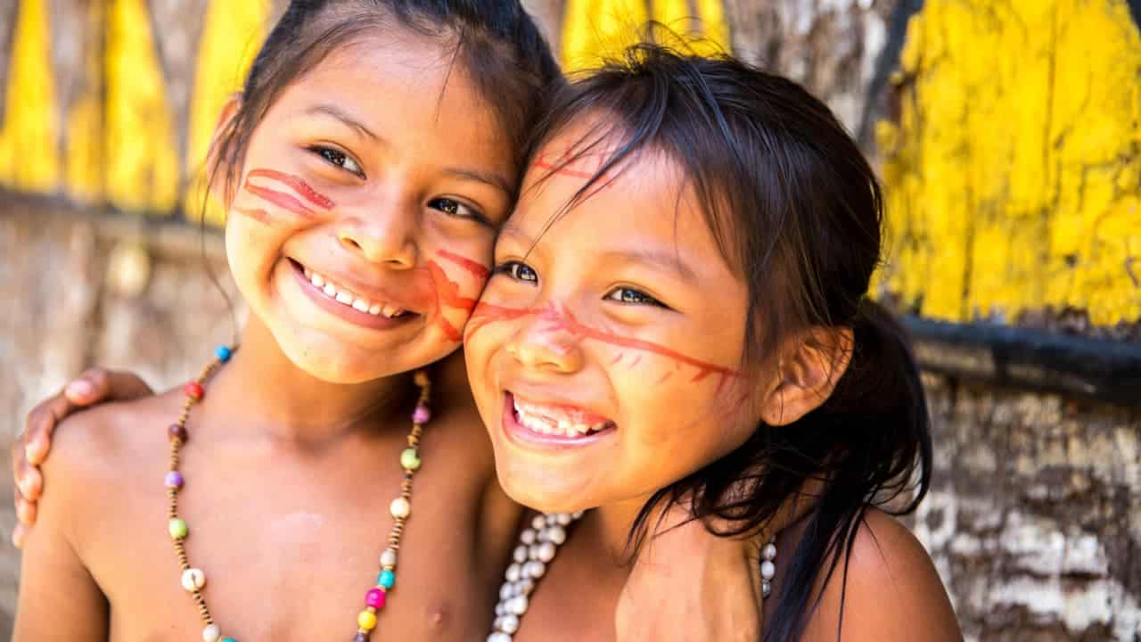 Meninas indígenas sorrindo na Amazônia, Brasil