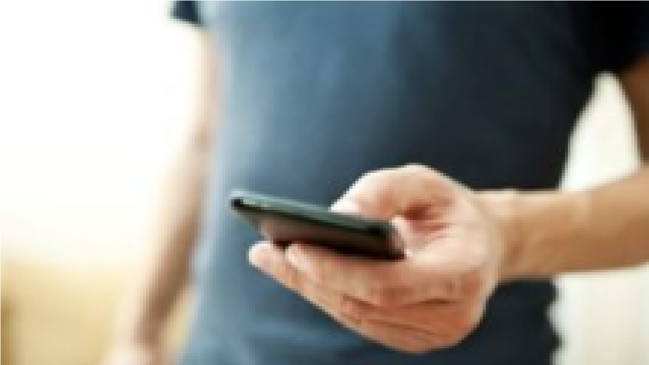 Imagem de homem sem aparecer sua cabeça, segurando seu celular pl