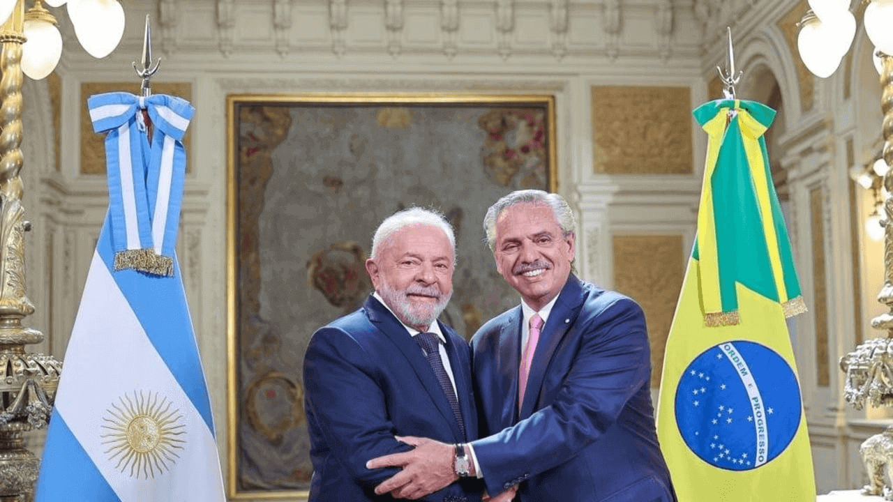 Presidentes do Brasil e Argentina se abraçando
