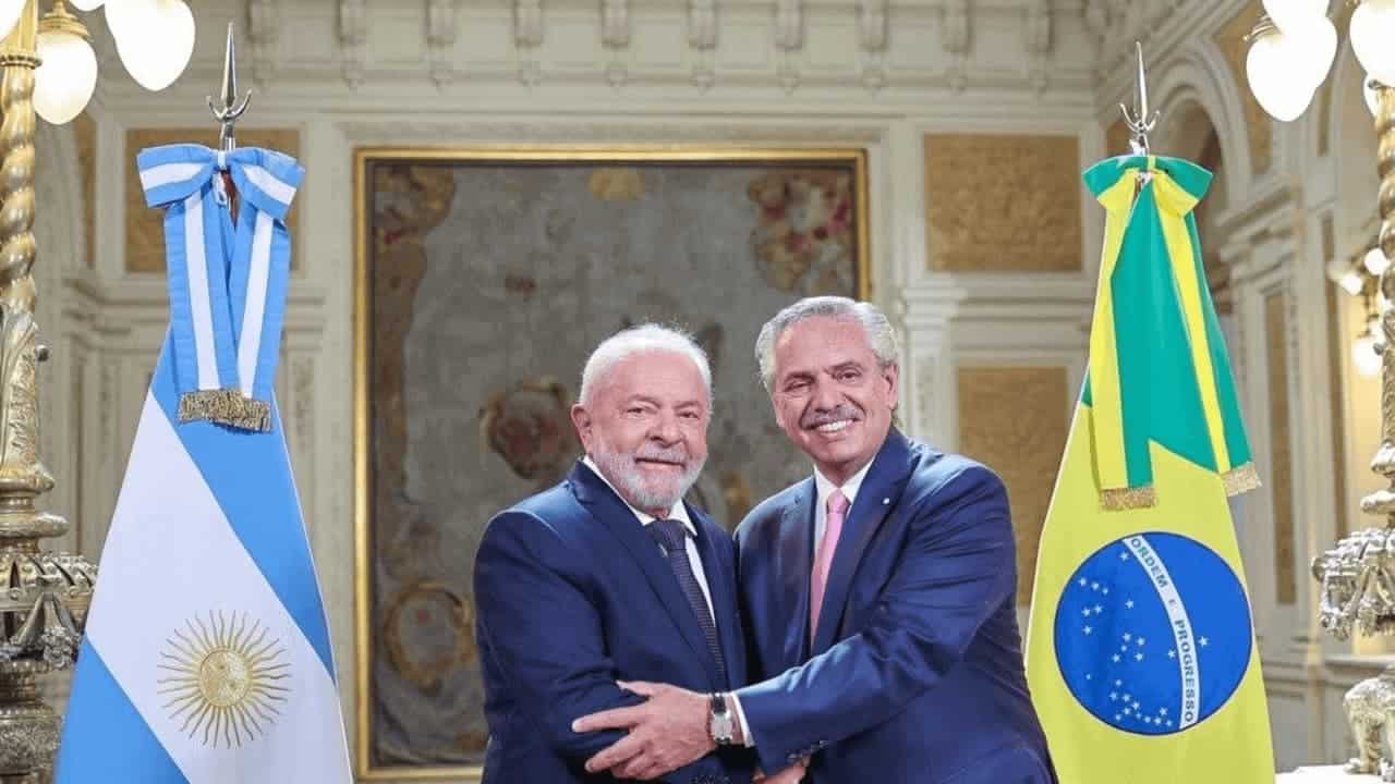 Presidentes do Brasil e Argentina se abraçando