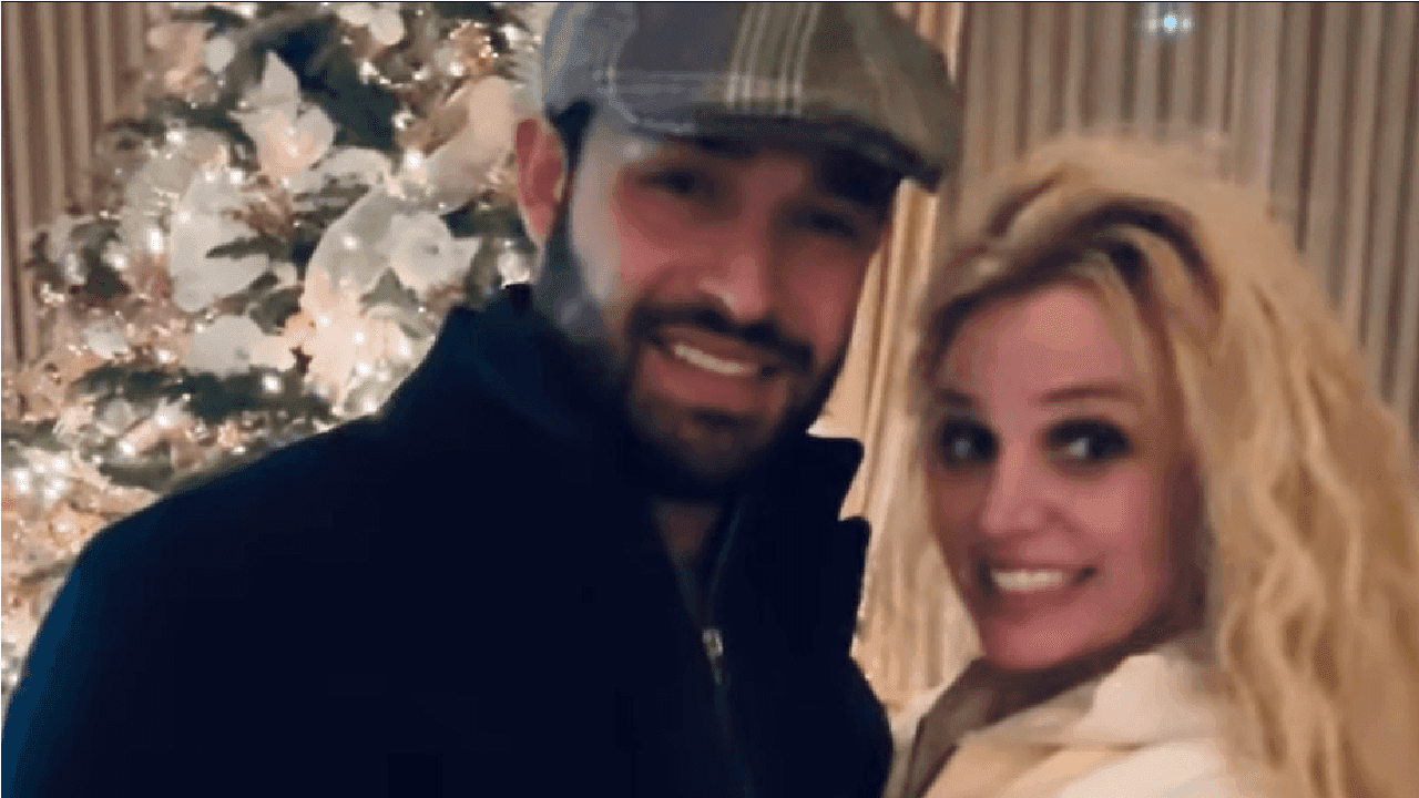 Imagem da cantora Britney Spears ao lado de seu marido
