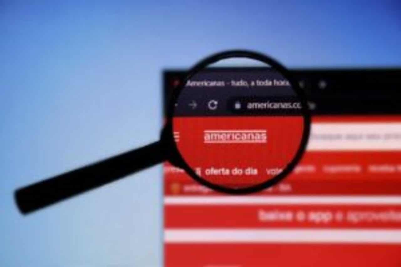 Lupa sobre o logo da Americanas aberto no site da empresa