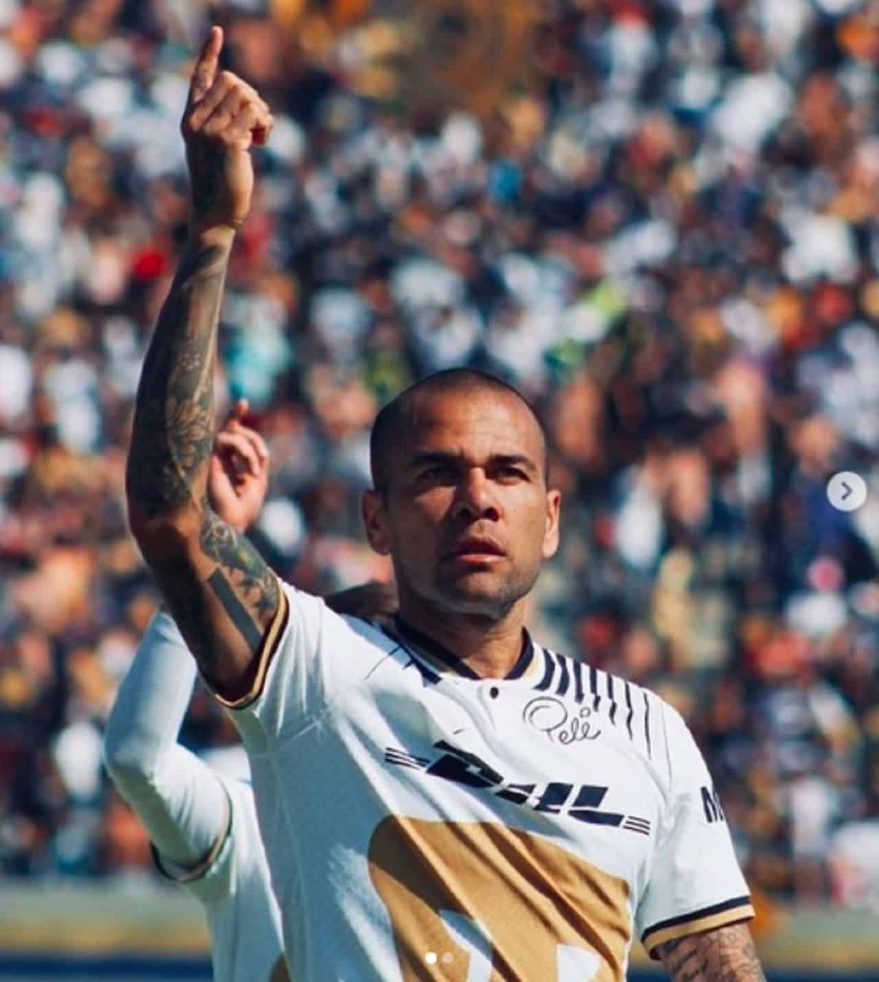 Daniel Alves em campo durante partida pelo Pumas do México