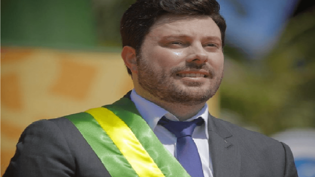 Imagem de Danilo Gentili usando faixa com as cores verde e amarela