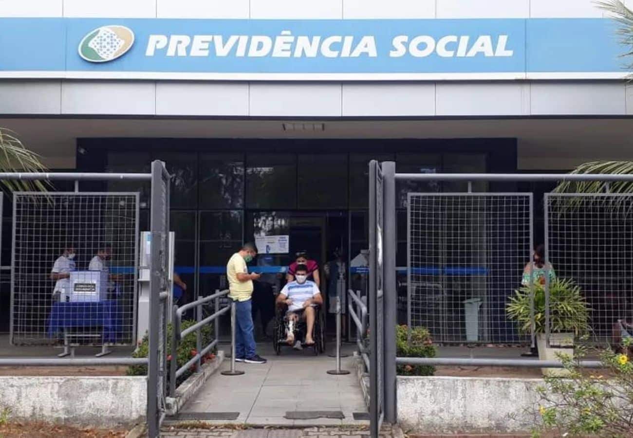 agência do INSS com pessoas indo fazer a prova de vida