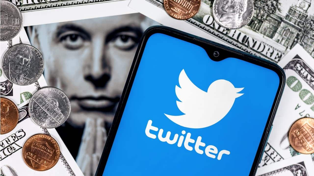 Colagem com imagens de Elon Musk, notas de dólar e celular com app do Twitter aberto
