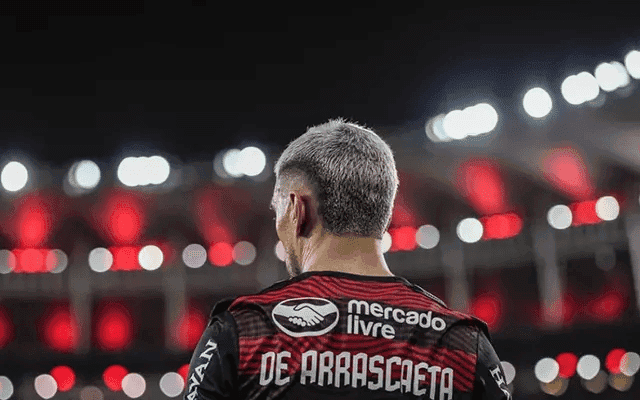 Jogador com a camiseta do Flamengo com a marca do Mercado Livre