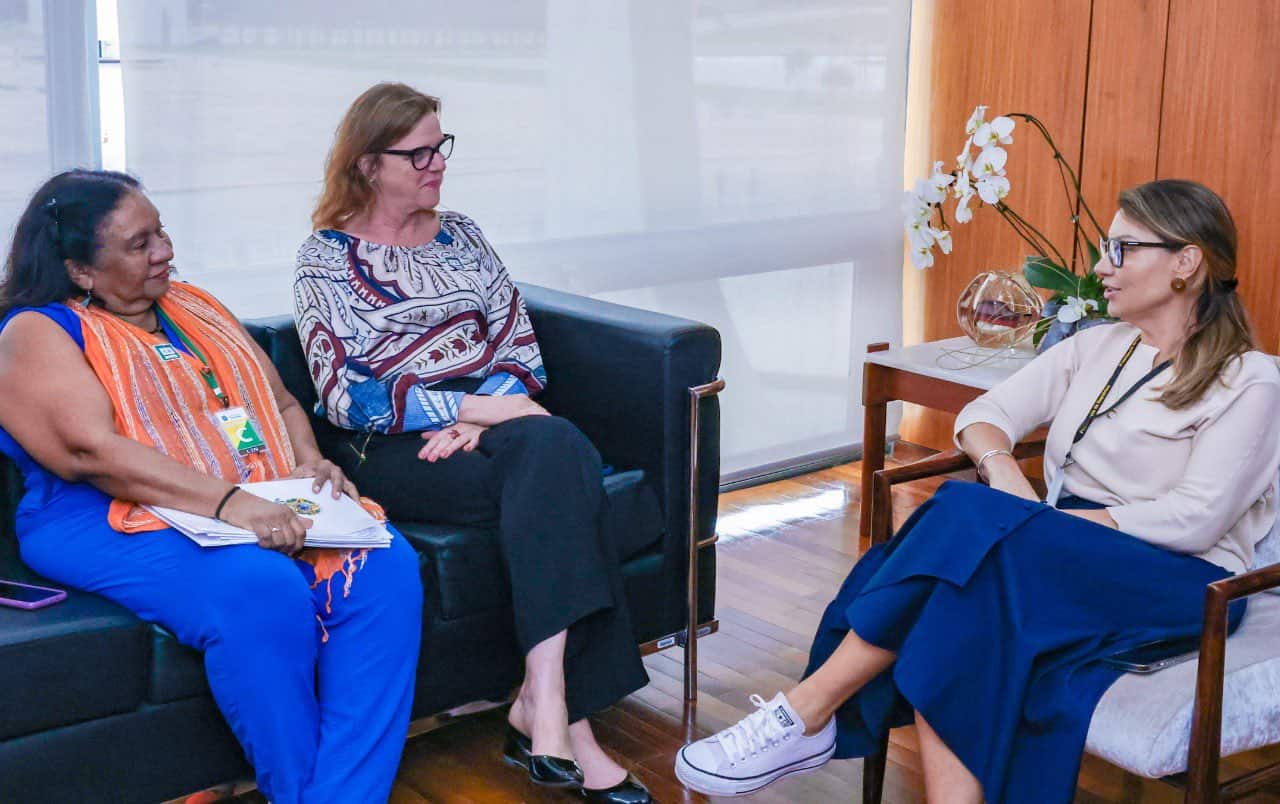 Janja em reunião com a Secretária-Executiva do Ministério das Mulheres, Maria Helena Guarezi e a Chefe de Gabinete, Eunice Léa de Moraes.