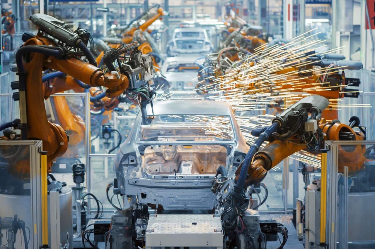 Maquinas operam em uma fábrica de automóveis
