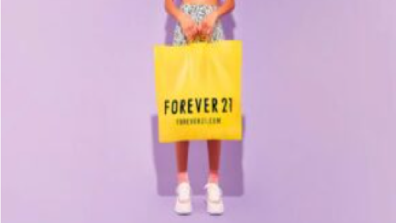 Imagem de mulher segurando sacola da Forever 21