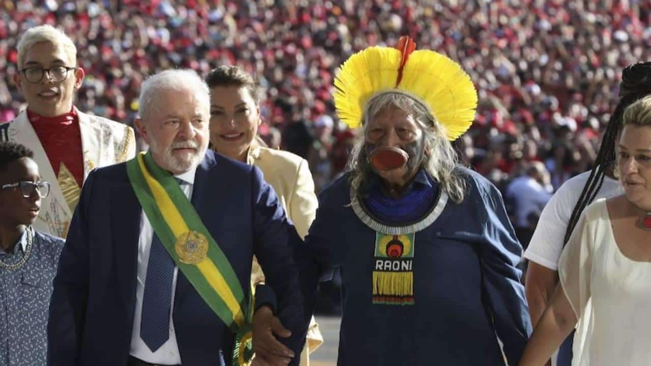 Lula e cacique Raoni subindo a rampa do planalto