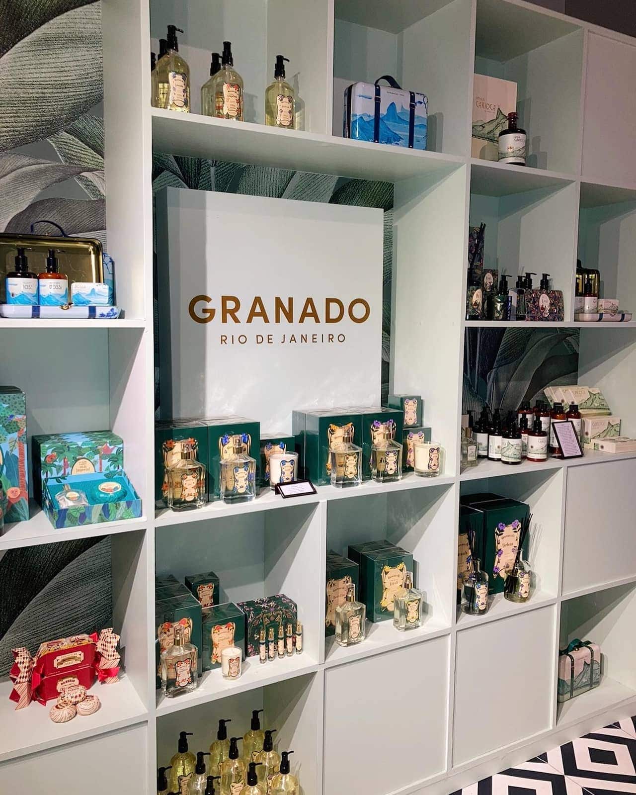 Letreiro da Granado em meio a produtos no interior de uma loja