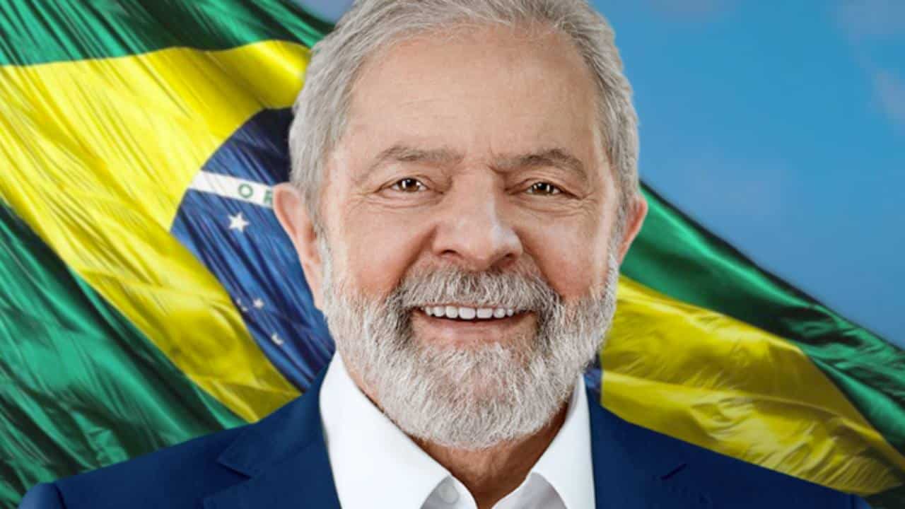 Presidente Lula; ao fundo, bandeira do Brasil