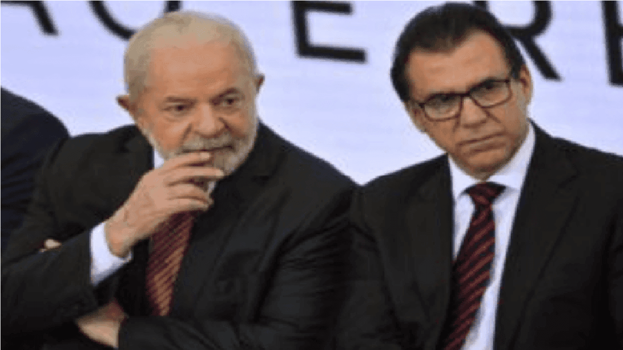 Imagem do Presidente Lula conversando com o Ministro do Trabalho, Luiz Marinho