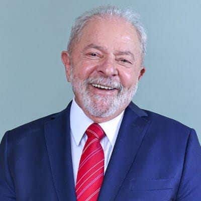 Lula de terno e sorrindo