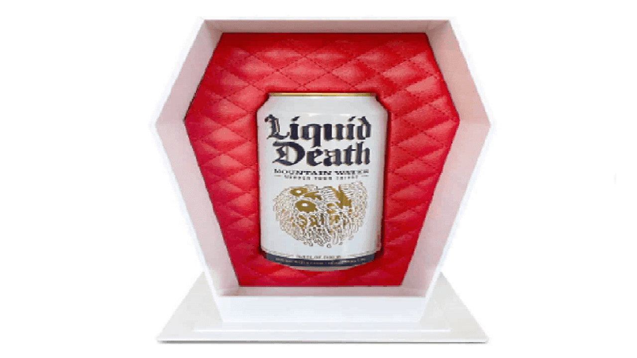 Imagem de um recipiente de água em formato de lata de cerveja dentro de um mini-caixão acolchoado vermelho