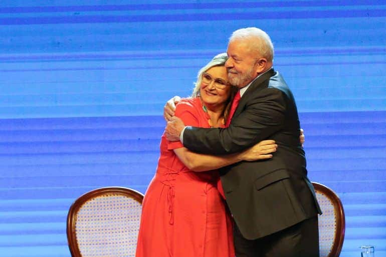 Presidente da Caixa abraçando o presidente Lula