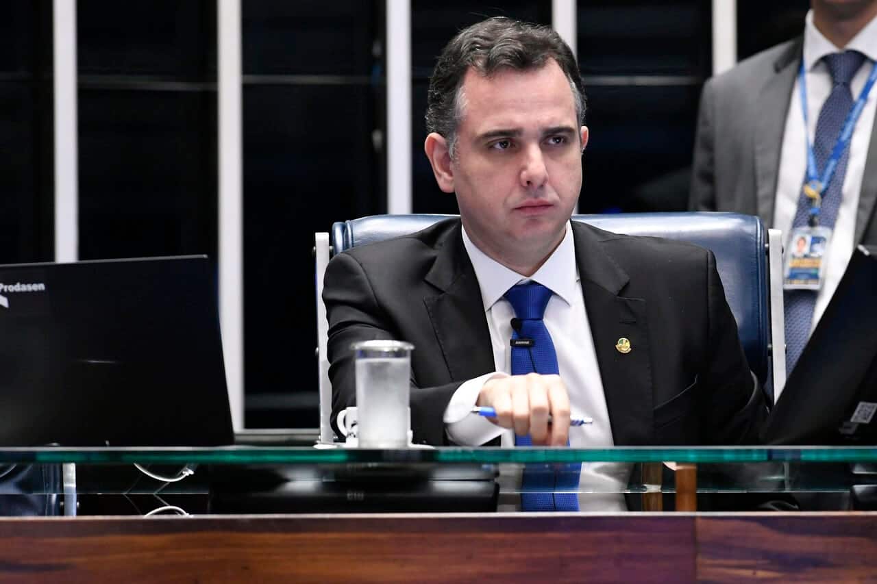Presidente do Senado Federal Rodrigo Pacheco, sentado no Senado