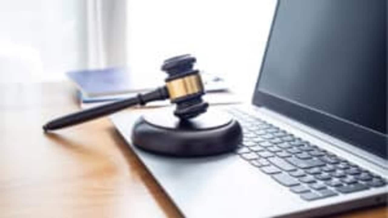 Malhete ou martelo de juiz posicionado sobre notebook