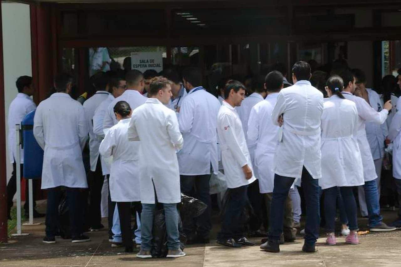 Médicos estrangeiros e brasileiros aglomerados esperando para realizar a prova do Revalida enamed