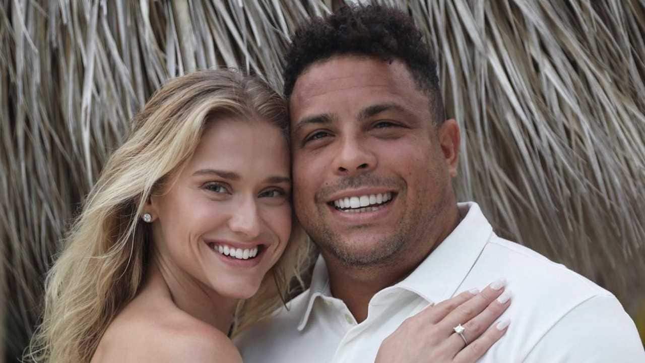 Ronaldo Fenômeno e sua noiva Celina Locks, usando anel de solitário Tiffany