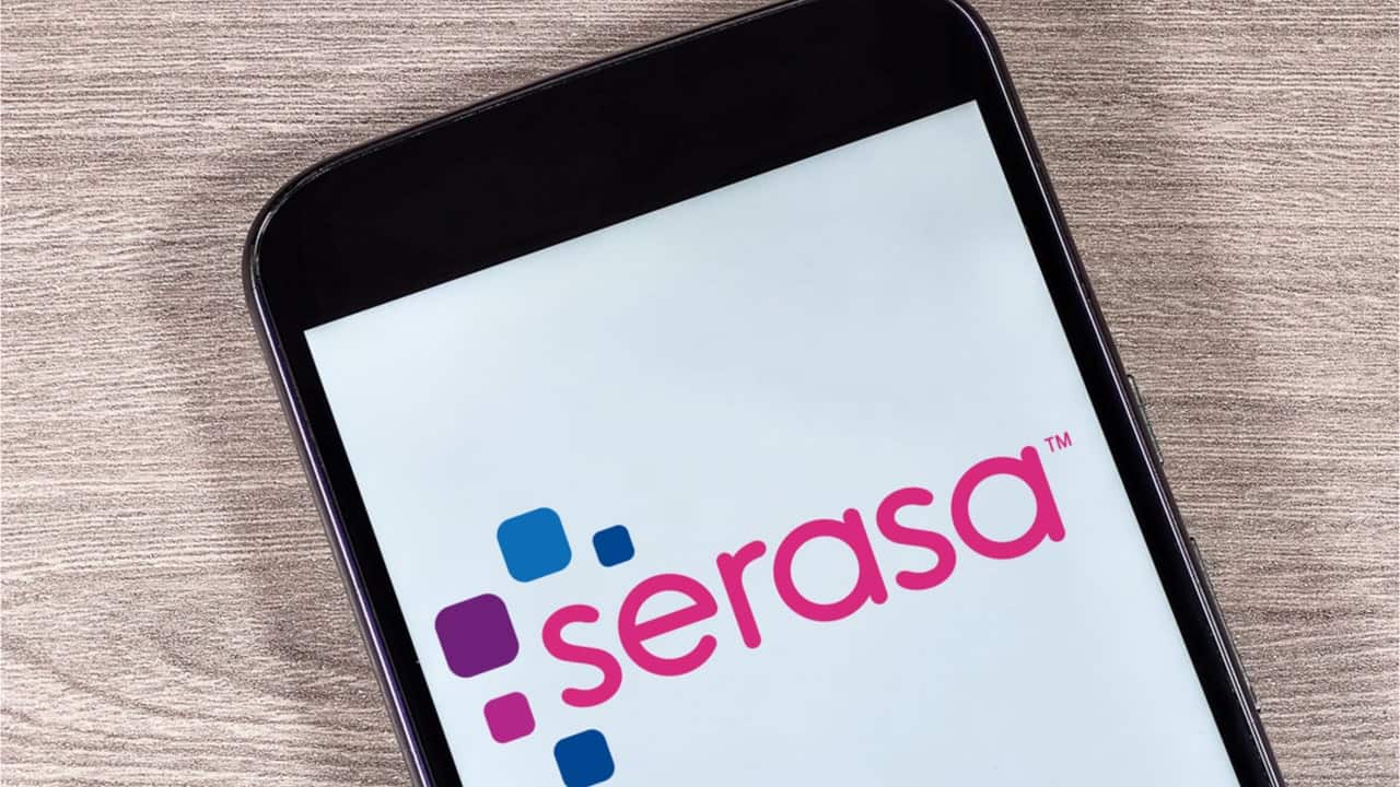 Celular com a logo da Serasa na tela