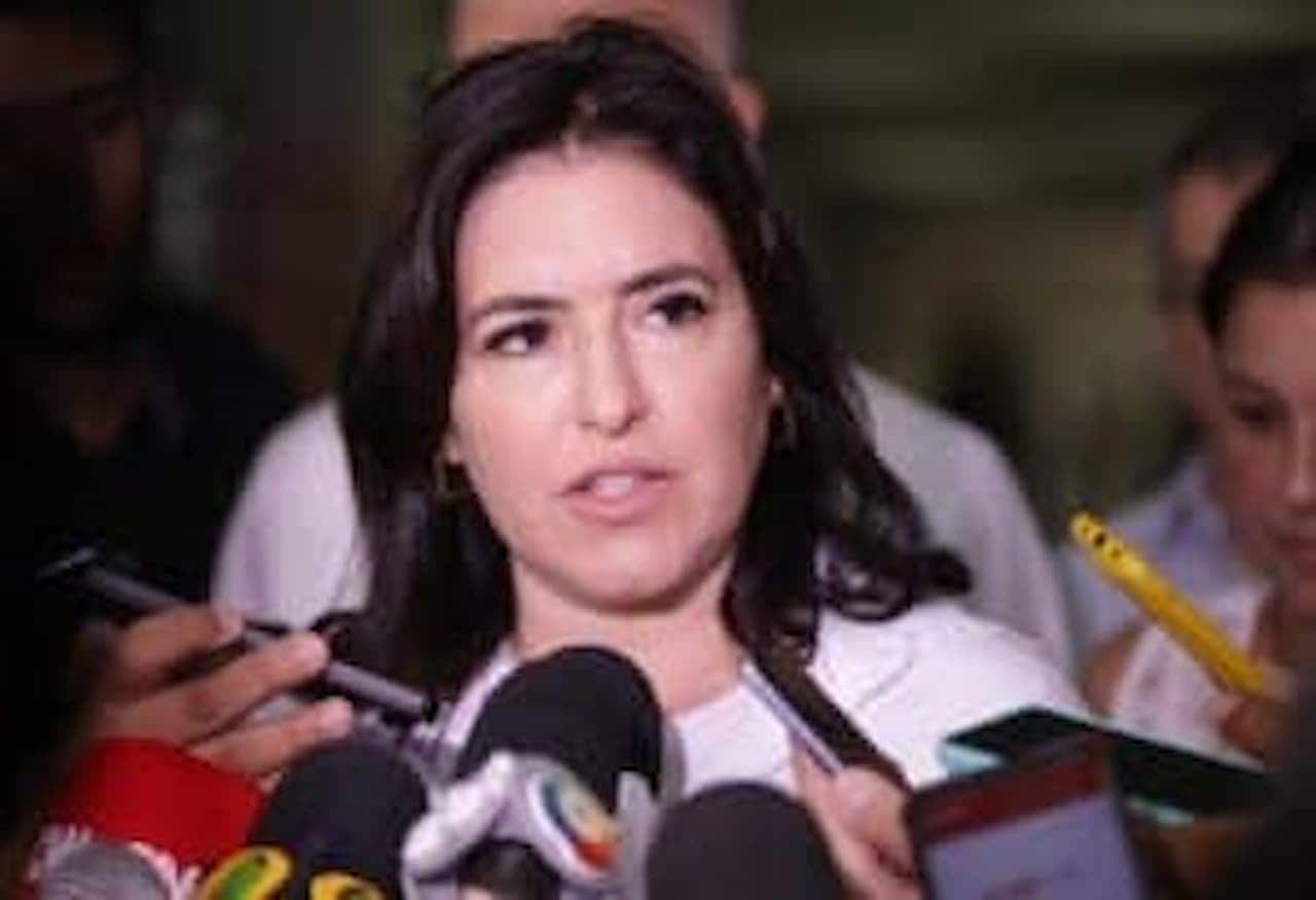 Simone Tebet falando para microfones de jornalistas