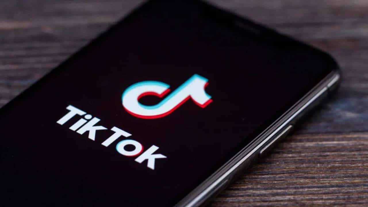 Celular com o aplicativo TikTok aberto na tela