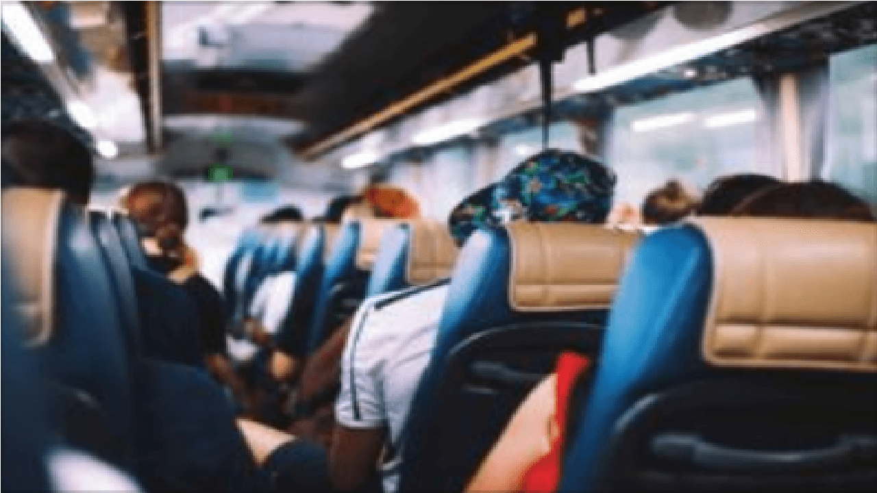 Passageiros viajando em poltronas de ônibus
