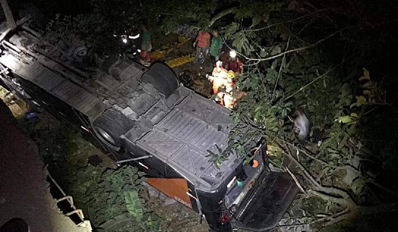 Imagem de ônibus com time de futebol depois de cair de ponte e deixar mortos e feridos na BR-116