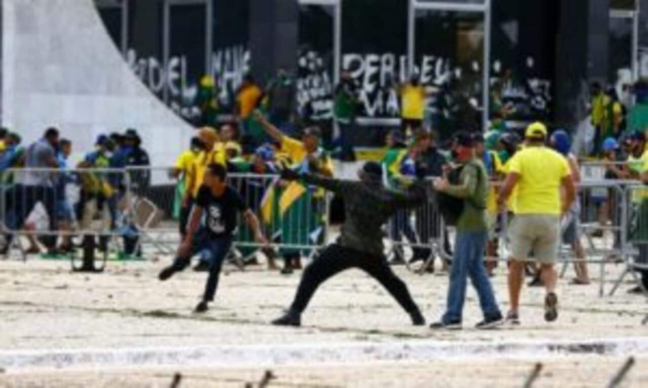 Foto ampla dos apoiadores de Bolsonaro no ataque na Praça dos Três Poderes
