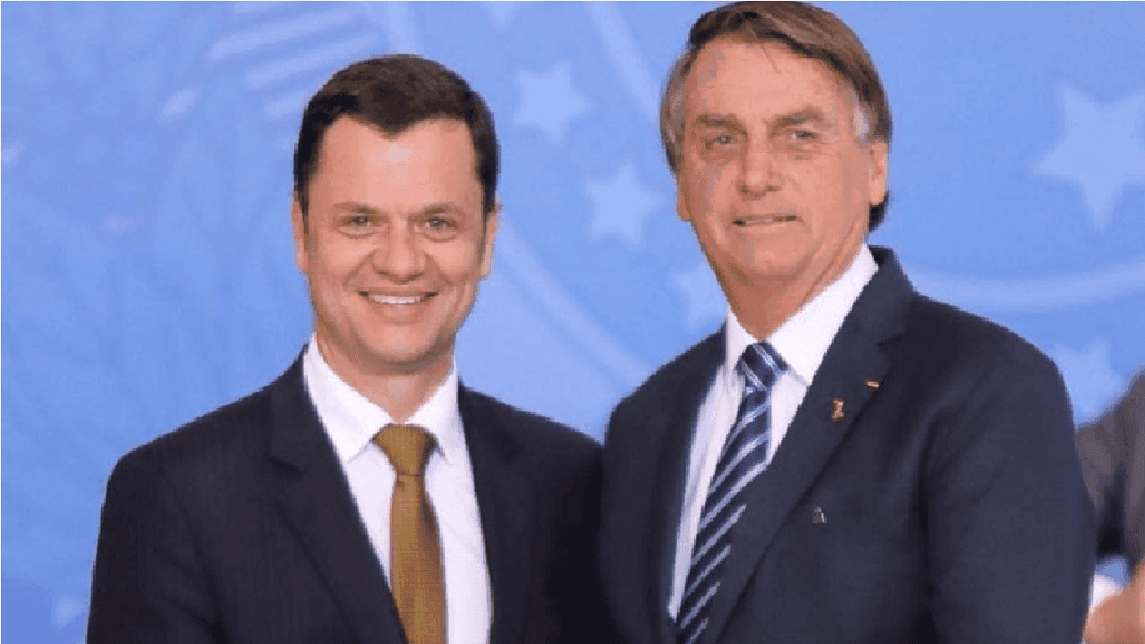 Imagem do ex-presidente da República, Bolsonaro, ao lado do ex-ministro da Justiça, Anderson Torres
