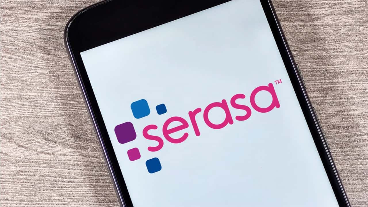 Tela de celular mostrando logo da Serasa Experian