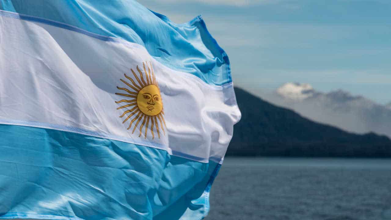 Bandeira Argentina e montanhas ao fundo