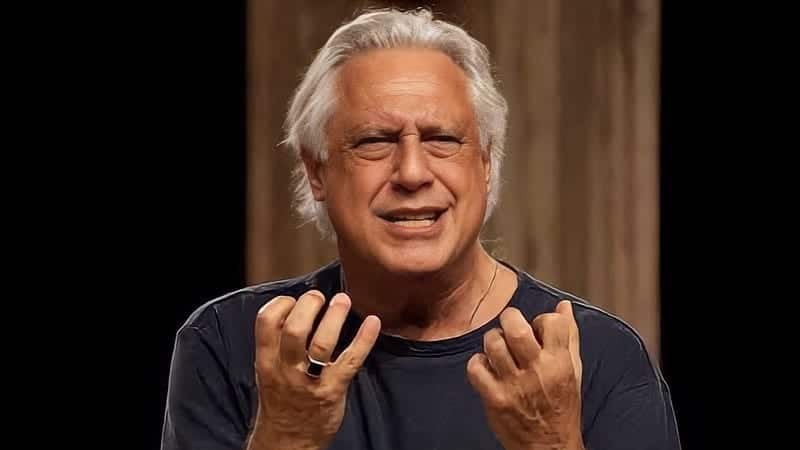 Ator Antonio Fagundes gesticulando com as duas mãos durante apresentação teatral