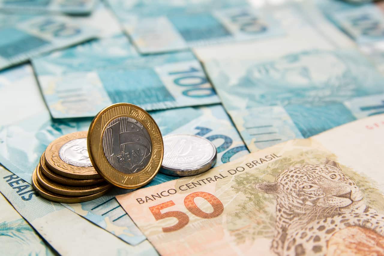 Notas de 50 e 100 reais e moedas de 1 real e 50 centavos