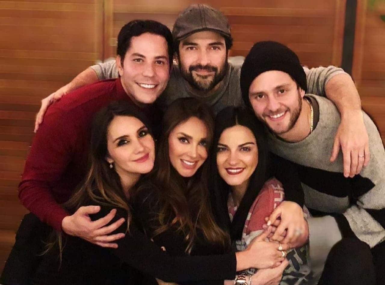 integrantes da banda RBD, Alfonso Herrera, Anahí, Christian Chávez, Christopher von Uckermann, Dulce María e Maite Perroni se abraçam