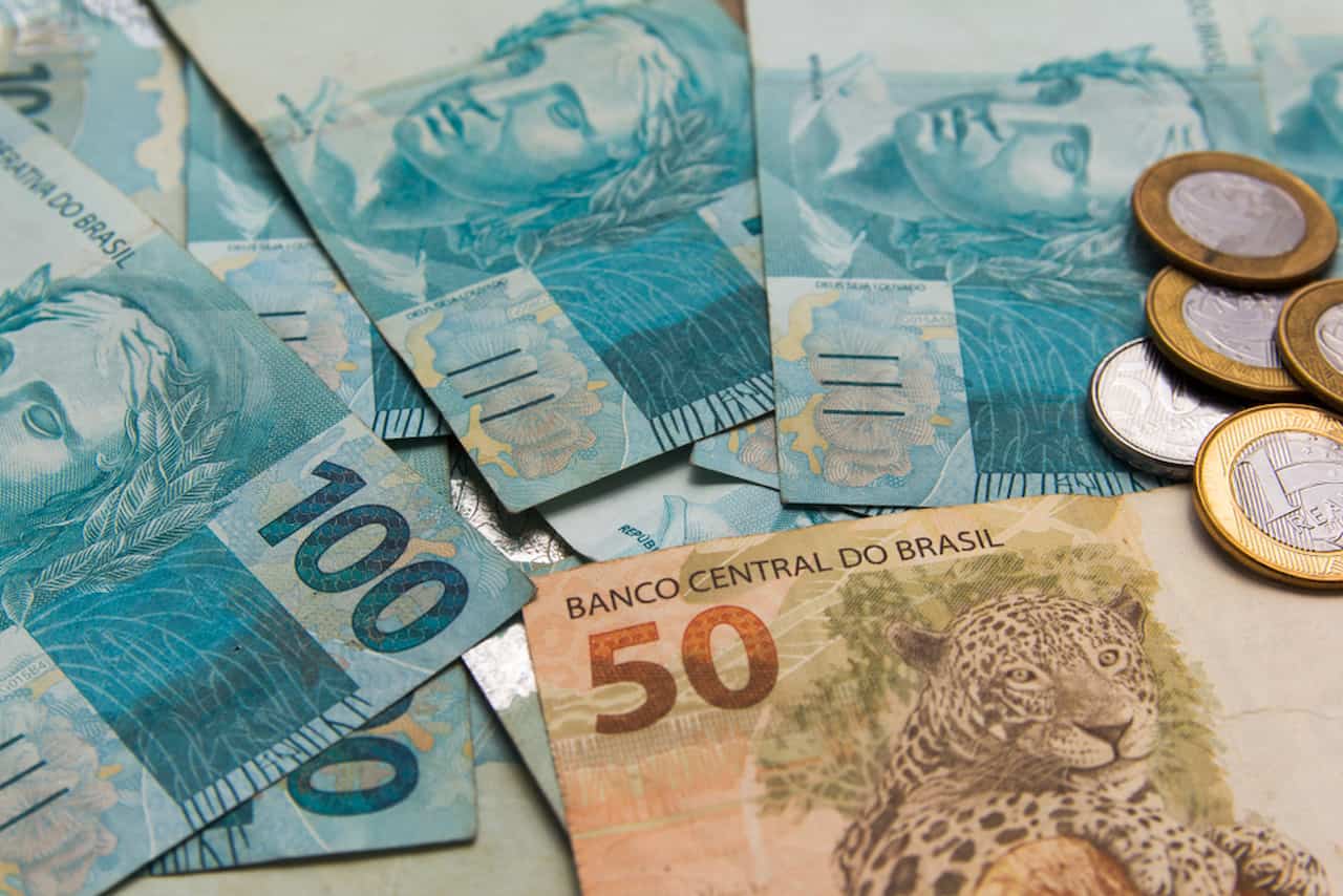 Foto de notas de 100 e 50 reais