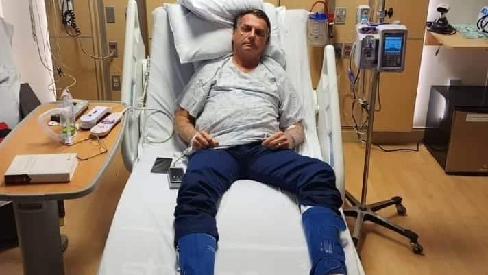 Imagem publicada no Twitter por Jair Bolsonaro mostra o ex-presidente deitado em leito de hospital