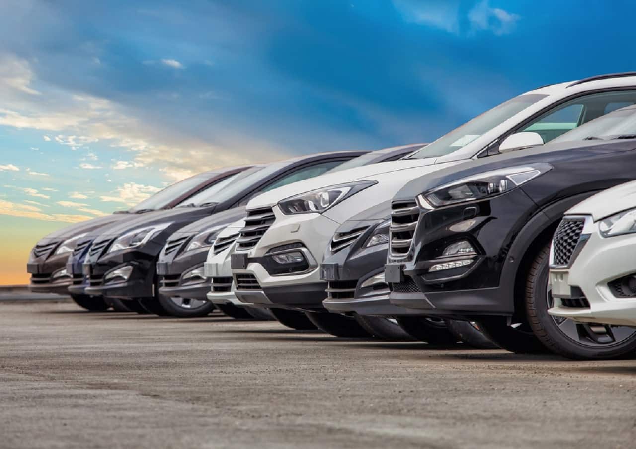 Imagem da frente de alguns carros.