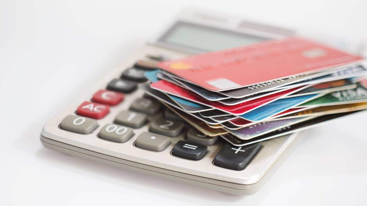 Calculadora com uma pilha de cartões em cima