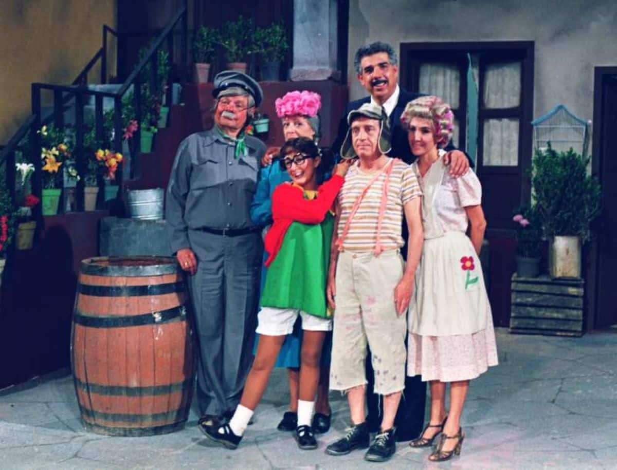 elenco da série Chaves juntos no pátio da vila, onde se passa a série