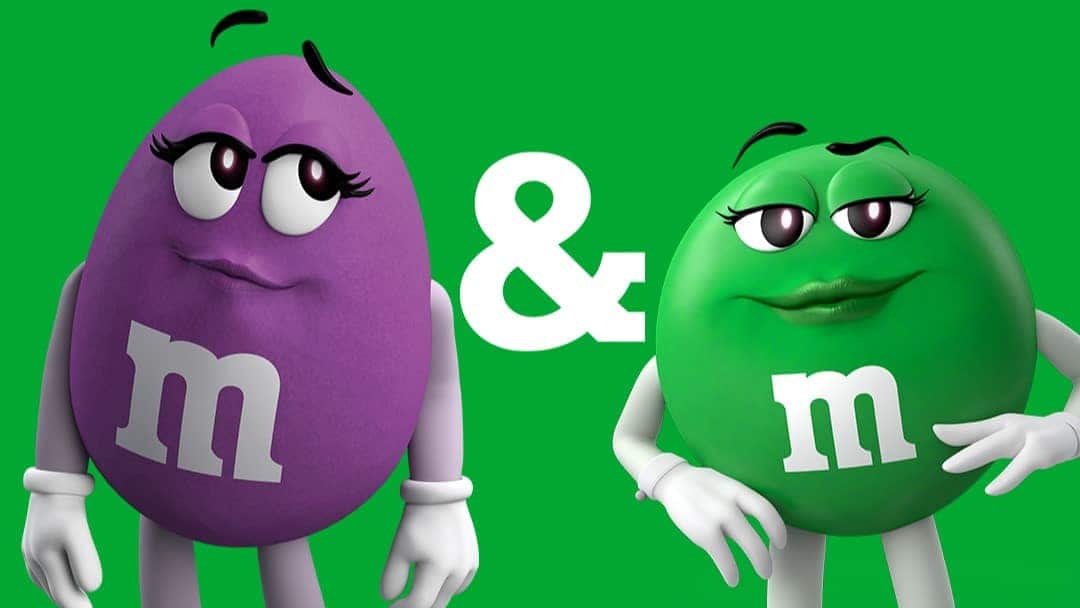 Mascotes femininos roxo e verde da marca de chocolates M&M's
