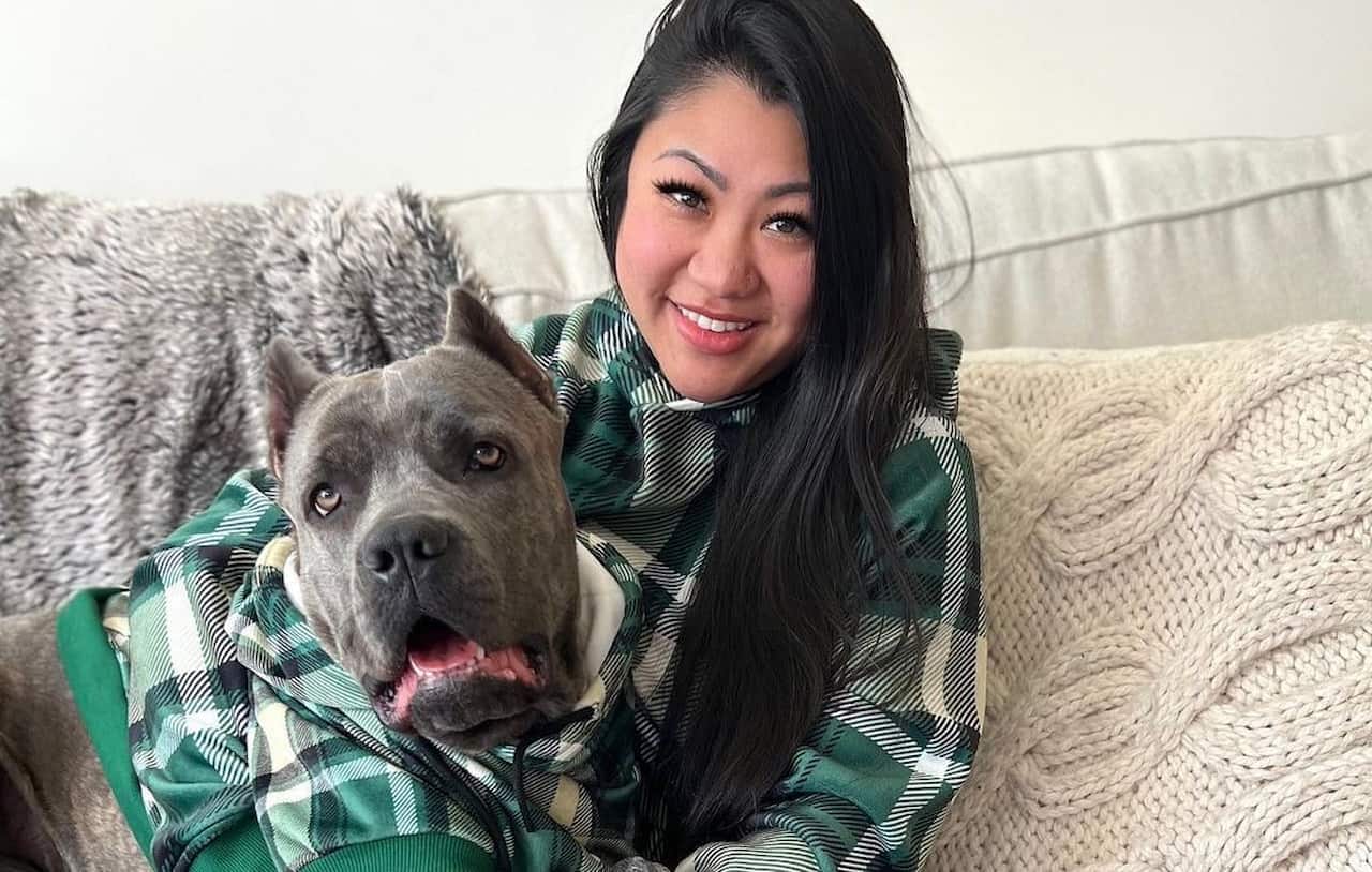 Foto de Cindy segurando seu cachorro Remi