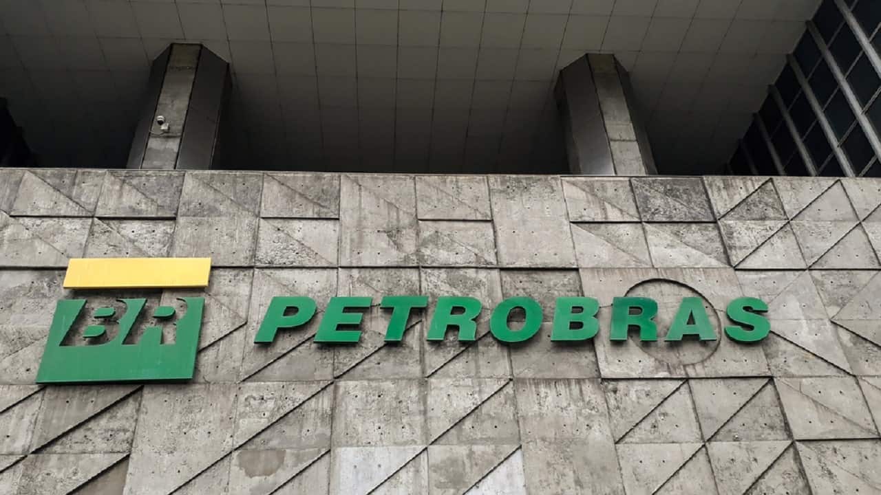 Imagem da fachada do prédio sede da Petrobras, com destaque para o logo da empresa.