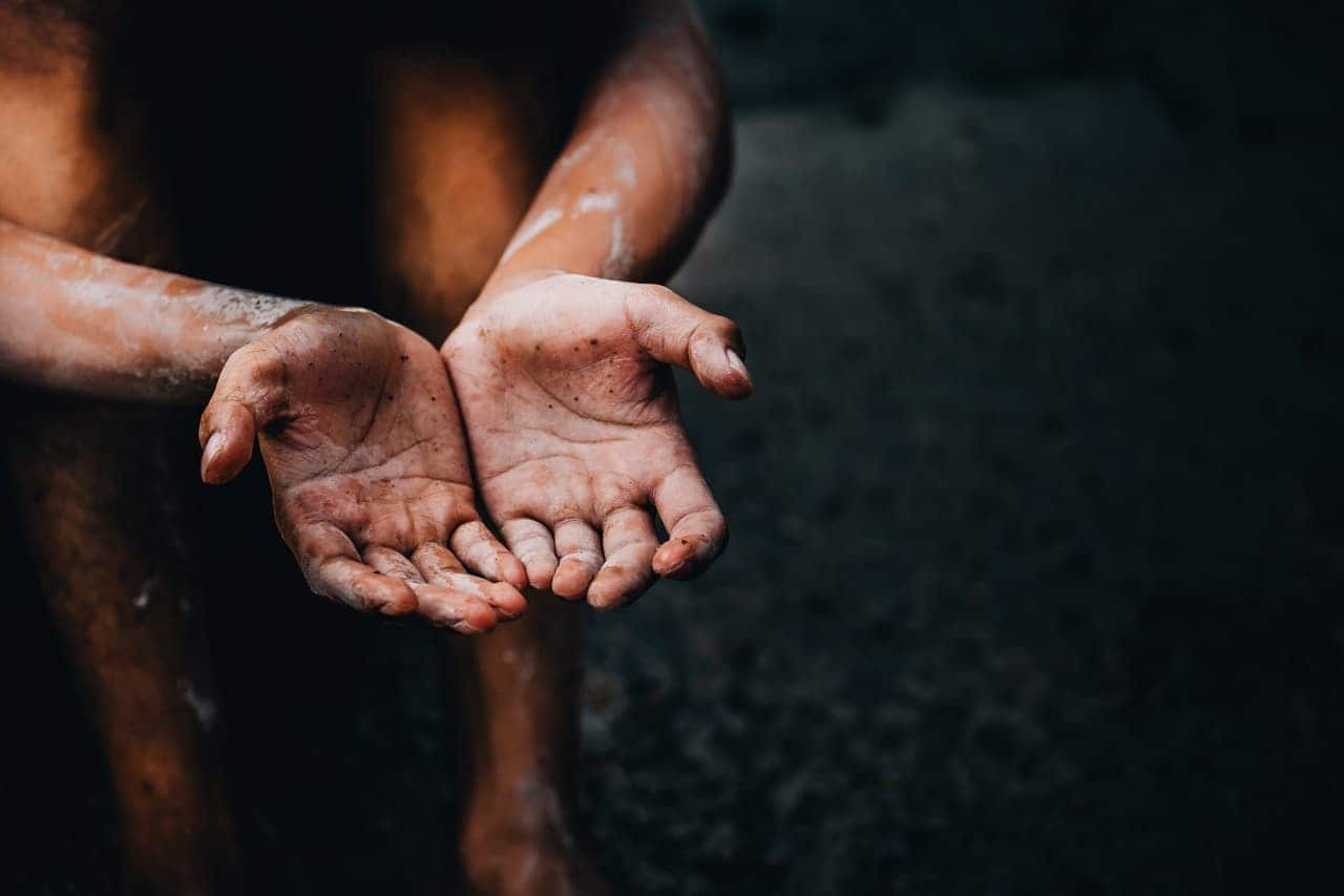 mãos de criança pobre implorando por ajuda, conceito para a pobreza ou fome