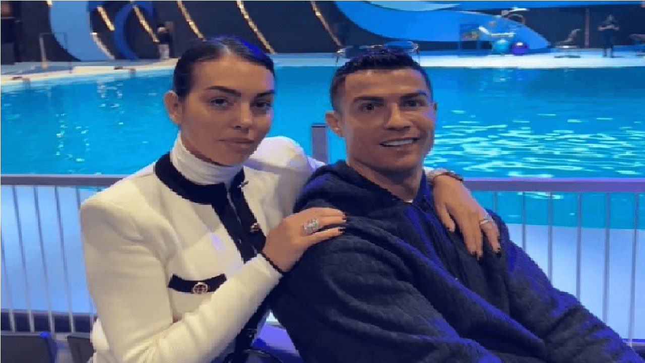 Imagem do jogador de futebol Cristiano Ronaldo junto a sua esposa