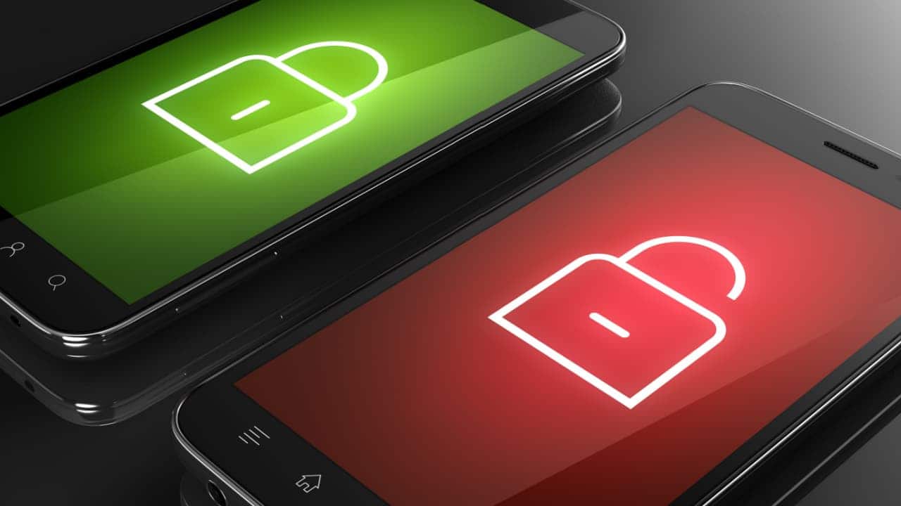 Smartphone com ícone de cadeado - conceito de segurança bloqueado e desbloqueado
