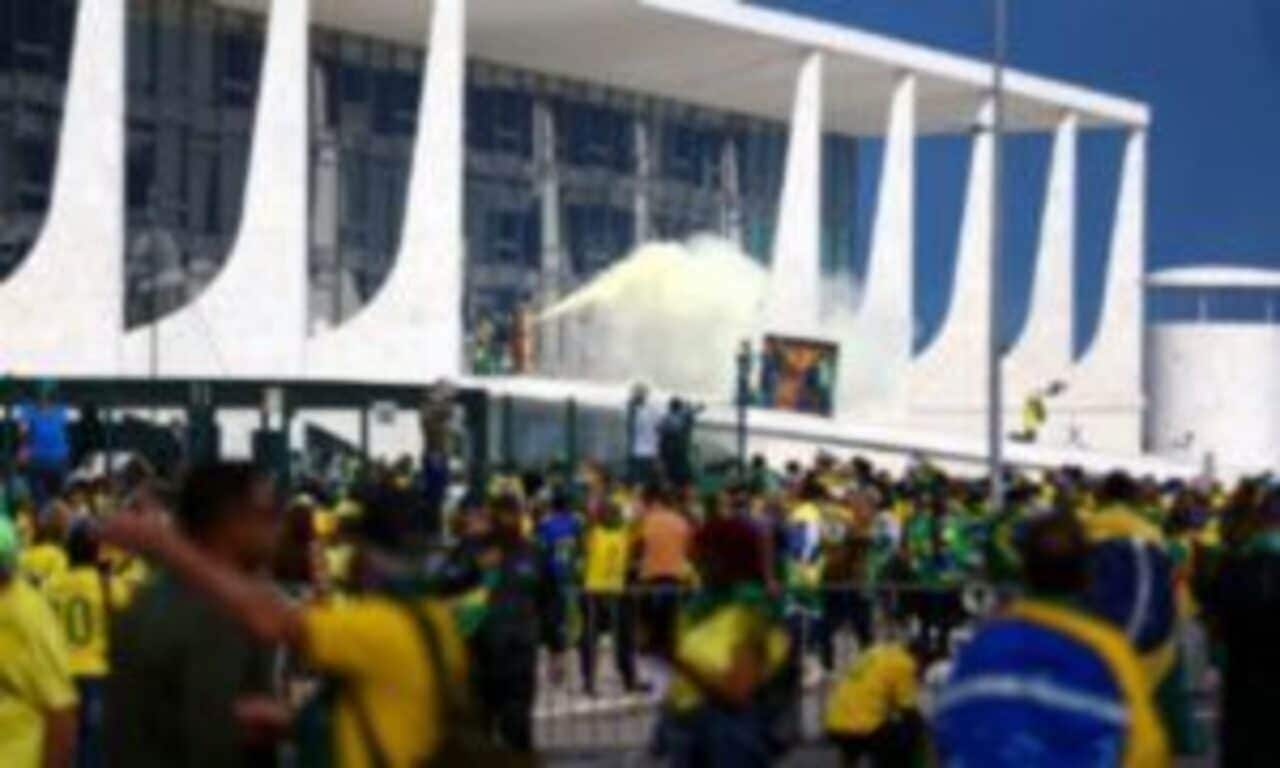 Invasão em Brasília, na Praça dos Três Poderes,muitos bolsonaristas com roupas da seleção brasileira e bandeiras do Brasil